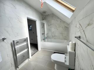 Spacious 3-Bed Home with Garden, Private Parking, Smart Tv's, Fast Wi-Fi - Londra - 6