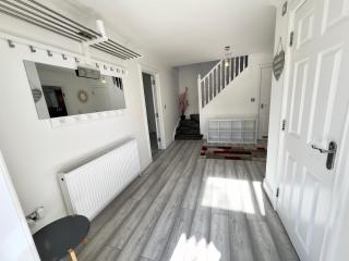 Spacious 3-Bed Home with Garden, Private Parking, Smart Tv's, Fast Wi-Fi - Londra - 3
