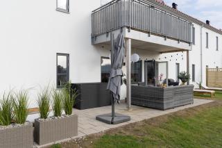 Earthy Ground Floor Home with Patio Sunbeds Greenery - Båstad - 5