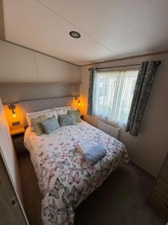 Exquisite Lake lodge in Hoburne Holiday Resort - Valentino Rose Lodge - 2