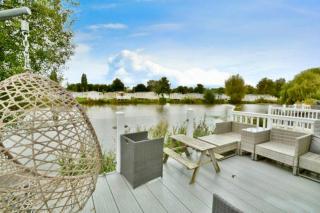 Exquisite Lake lodge in Hoburne Holiday Resort - Valentino Rose Lodge - South Cerney - 0