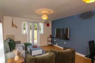 The Vogue Stay, 3 Bedrooms, 2 bathrooms, Ideal for JR & Oxford Hospitals, FREE CarPark, Conveniently located for Ring Road access, 2 miles from Oxford City Centre easy car & bus route - Oxford - 2