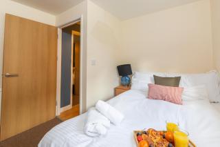 The Vogue Stay, 3 Bedrooms, 2 bathrooms, Ideal for JR & Oxford Hospitals, FREE CarPark, Conveniently located for Ring Road access, 2 miles from Oxford City Centre easy car & bus route - 4