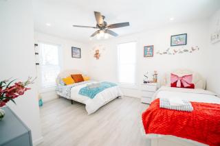 Cozy Home Driveway Parking Close to Metro! - 7