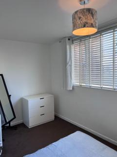 Spacious & peaceful 2Bed with balcony, close to town - Reading - 3