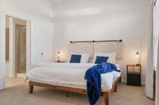 Texas Themed 2BR 2B Apt w Pool Parking and WIFI - Austin - 3