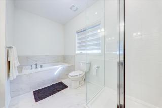 Detached House In South Barrie - West Oak Trail - Barrie - 4