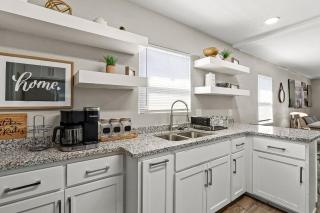 Renovated Stay, Parking, Near DT & Airport - 9