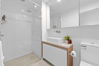 Modern 2BR with Stunning Views, Infinity Pool & Gym - Brisbane - 4