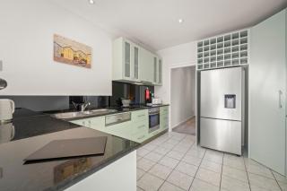 Beach Haven - Gorgeous 2 Bedroom Townhouse Opposite the Beach - Kingston Beach - 3