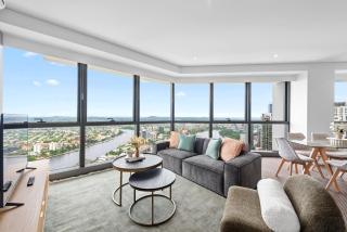 Altitude Suite 2BR - Stunning Views, Pool & Parking - 2