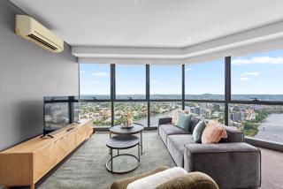 Altitude Suite 2BR - Stunning Views, Pool & Parking - Brisbane - 0