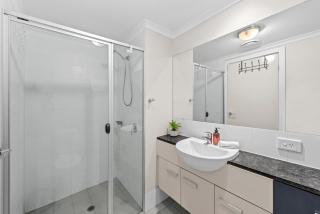 Spacious 2BR Close to UQ, Shops with 2Parking & Pool - Brisbane - 1