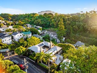 Luxury Home Nestled in Nature - Auckland - 9
