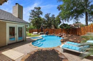 Woodbridge Bungalow - Private Villa Near IAH - Pool - 1