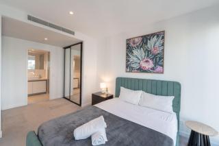 Modern Valley Pad with Rooftop Pool, Study & Parking - Brisbane - 4
