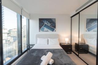Modern Valley Pad with Rooftop Pool, Study & Parking - Brisbane - 1