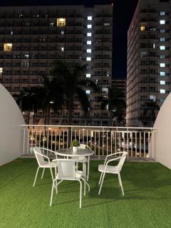 Spacious pool view at Mall of Asia 100mb Netflix - Manila - 1