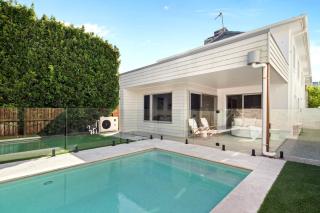 Sunbrite Breeze - Poolside Relaxation by the Sea - Gold Coast - 0