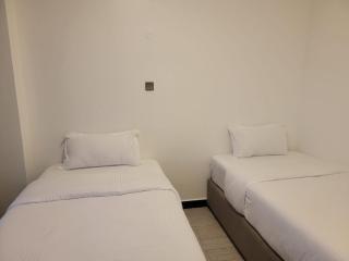 newly furnished three bedroom apartment with heated swimming pool fully equipped gym children playground ample parking space and unbeatable scenic city views - Nairobi - 3