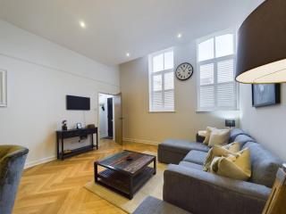 Luxury Town Centre Stay 2-Bed Chapel Conversion with Private Parking - Cheltenham - 8
