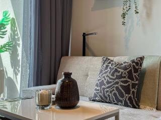 Welhome - Chic Studio with Balcony & City Views in Dubai - 8