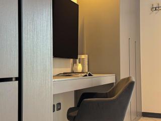 Welhome - Chic Studio with Balcony & City Views in Dubai - 2