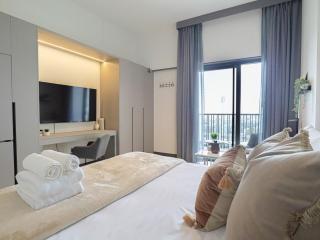 Welhome - Chic Studio with Balcony & City Views in Dubai - 0