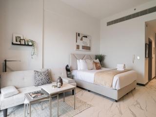 Welhome - Chic Studio with Balcony & City Views in Dubai - 7