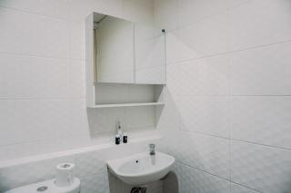 Homey and Comfort Stay 2BR Pakubuwono Terrace Apartment By Travelio - Yakarta - 7