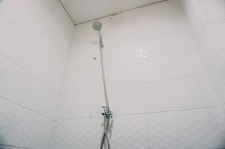 Homey and Comfort Stay 2BR Pakubuwono Terrace Apartment By Travelio - Yakarta - 6