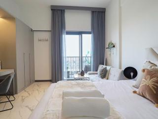 Welhome - Chic Studio with Balcony & City Views in Dubai - 5