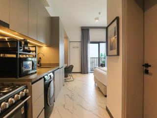 Welhome - Chic Studio with Balcony & City Views in Dubai - 4