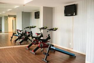 Homey and Cozy Stay Studio Belmont Residence Puri Apartement By Travelio - Jakarta - 1