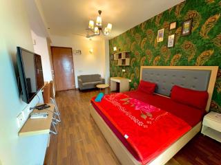 NOIDA EXPRESWAY VIEW 29 FLOOR GOLDEN PALM Sector 168#135#142 - Noida - 6