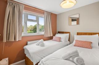 Spacious 6 Bed House in Waterlooville Portsmouth by Amber Stays, Perfect for Long Term Stays, Sleeps 14! - Waterlooville - 3
