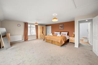 Spacious 6 Bed House in Waterlooville Portsmouth by Amber Stays, Perfect for Long Term Stays, Sleeps 14! - Waterlooville - 0
