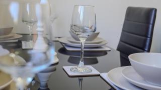 Spacious Bromley Apartment w Free Parking - - 7