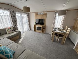 Palm Grove 19 - Golden Palm - Central Heating, WiFi, pet friendly, bed linen - Meadow Lakes Caravan & Lodge Hire - Chapel Saint Leonards - 1