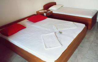 Cozy Apartment In Povljana With Wifi - 4