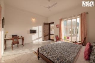 Golden Cove by VEO - Part of StayVista with Bonfire, Pool - Jairāmpura - 5