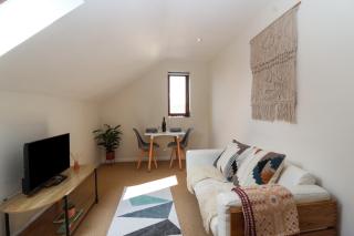 Priory Barn Apartment - Street - 7