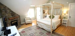 Stately Lodge Rental for a Weekend Getaway near Union Pier, Michigan - Union Pier - 7