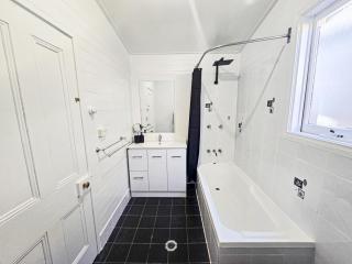 Ellamatta House Simmons St Central Wagga - 1