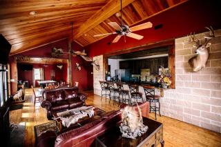 Luxurious Cabin Rental for a Family Getaway in Hill Country - Tarpley - 9