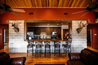 Luxurious Cabin Rental for a Family Getaway in Hill Country - Tarpley - 7