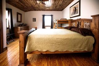 Luxurious Cabin Rental for a Family Getaway in Hill Country - Tarpley - 2