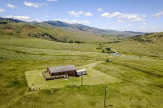 Secluded Cabin Rental for a Peaceful Vacation in Montana - - 0