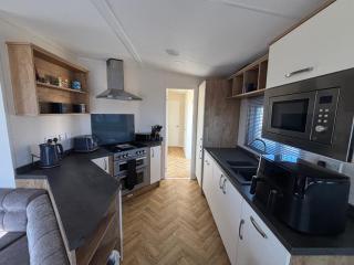 Wildflower Meadows 5 - Golden Anchor - Central Heating, Wi-Fi, pet friendly, bed linen - Meadow Lakes Caravan & Lodge Hire - Chapel Saint Leonards - 7