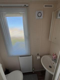 Wildflower Meadows 5 - Golden Anchor - Central Heating, Wi-Fi, pet friendly, bed linen - Meadow Lakes Caravan & Lodge Hire - Chapel Saint Leonards - 4